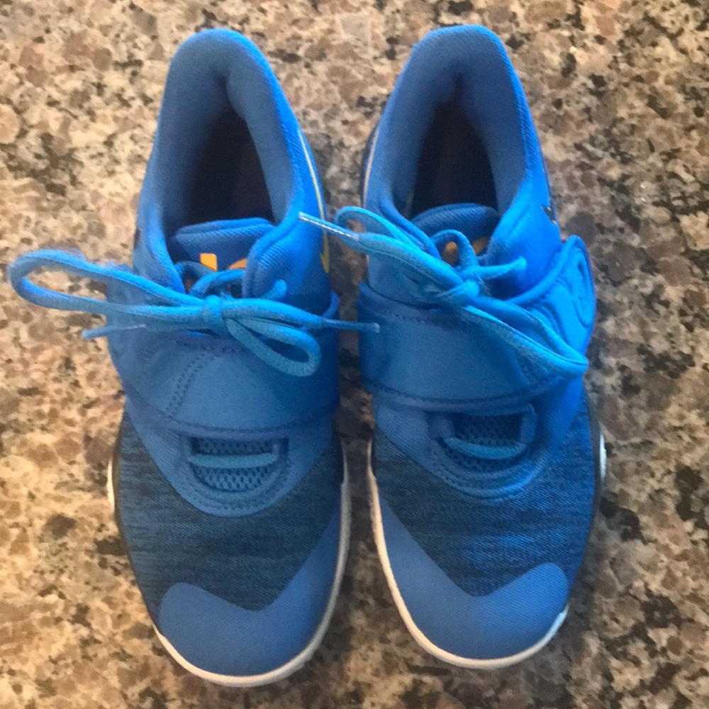 Kids basketball shoes